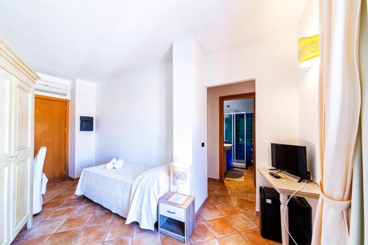 Hotel Il Faro Di Molara Loiri Porto San Paolo Exterior foto